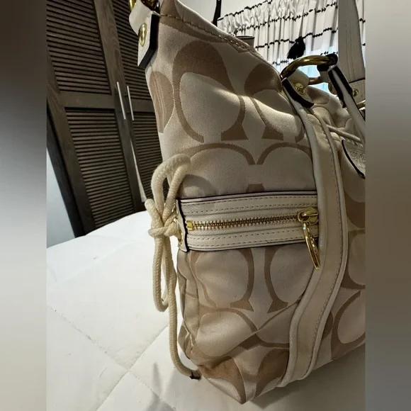 Coach Bucket Style Signature logo with Heart Accents - Picture 3 of 15